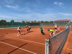 Spiel und Spaß auf dem Tennisplatz