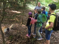 Jäger erklären Kindern die Natur