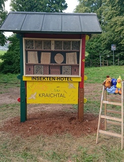Ein Tag für die Biene - tolles Insektenhotel für Oberacker