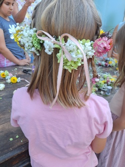Haarkranz aus frischen Blumen binden