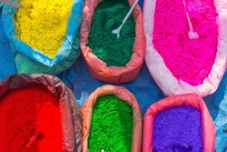 Experimente mit Farben und verschiedenen Materialien