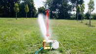 Der Weltraum, unendliche Weiten. Wir schreiben das Jahr 2025 und du baust deine eigene Wasserrakete