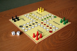 Wir basteln ein "Mensch-ärgere-dich-nicht"-Spielbrett aus Holz