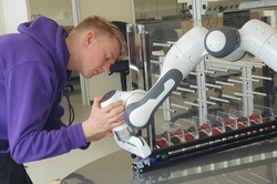 Einstieg in die Industrierobotik im Robotikzentrum JadeBay