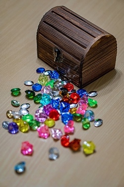 Wir bemalen & gestalten eine Sparschatzkiste