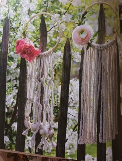 Wandbilder aus Macrame und Holzkugeln