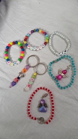 Schmuck und Engel basteln mit Perlen
