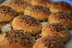 Auf die Semmeln, fertig, los- wir backen gemeinsam Semmeln und schütteln Butter
