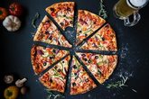 Leckere Holzofenpizza für die ganze Familie