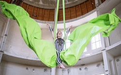 Luftakrobatik am Vertikaltuch