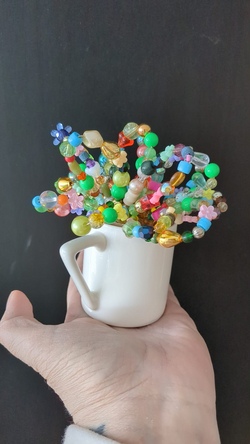 Perlenblume in der Tasse (Tischdeko)