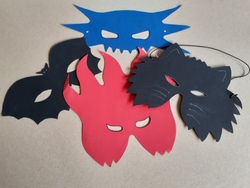 Gruselige Masken aus Tonkarton mit Ralf