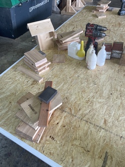 Häuserl bauen in Kleinformat + Stelzen bauen
