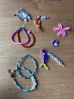 Armbänder und Perlentiere basteln