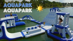 Spaß im Aquapark oder Wasserski, blauer See