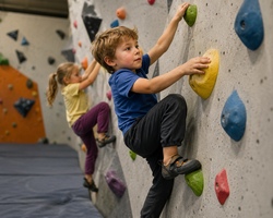 Bouldern - Klettern ohne Seil, aber mit ganz viel Spaß!