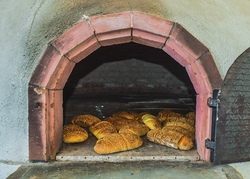 Gemeinsam Brotbacken im Steinofen
