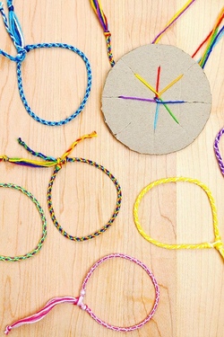 Lerne Armbänder knüpfen mit der Fokusgruppe JUGEND