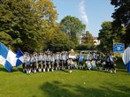 Mit Trommeln und Trompeten