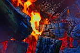 Lagerfeuer mit Stockbrot und Werwolf