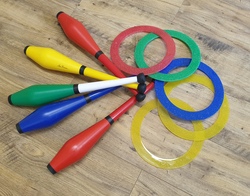Jonglieren mit B&auml;llen, Keulen und Ringen I