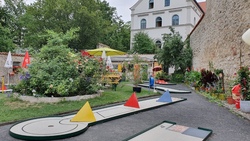 Minigolfspielen zu verbilligten Preisen