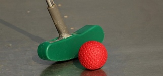 Minigolfspielen und Spiele auf der Wiese