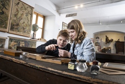 Kinder im Museum