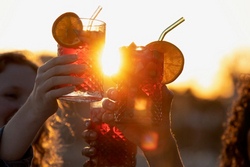 Chilltreff mit erfrischenden, alkoholfreien Cocktails und Lagerfeuer