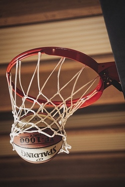 Spaß am Sport mit dem orangenen Ball