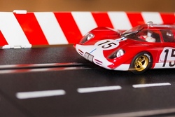 Carrera-Bahn fahren