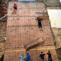 Hoch hinaus an der Kletterwand im Jugendhaus Karlsruhe