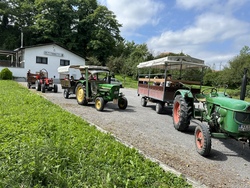 Ausflug mit dem Traktor in die Obstplantagen und Weinberge rund um Unteröwisheim