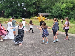 Karaoke- singen, tanzen und Upcycling Basteln