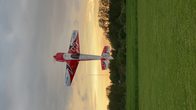 Lehrer-Sch&uuml;ler-Fliegen eines ferngesteuerten Modellflugzeuges