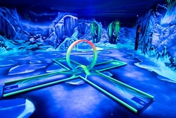 Neon-Strike: 4D Schwarzlichtgolf Abenteuer