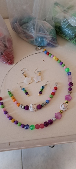 Schmuckbasteln in der Galerie Stilvoll