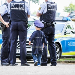 Blaulicht-Abenteuer mit der Polizei und dem Deutschen Roten Kreuz