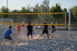 Bewegungsspiele am Beachplatz rund um das Thema Volleyball