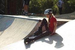 Inlinern im Skaterpark