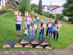 WIR BAUEN EIN VOGELHÄUSCHEN