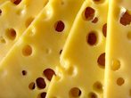 Wie kommen die L&ouml;cher in den K&auml;se?