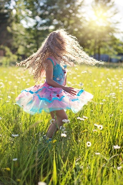 Tanzen wie Prinzen und Prinzessinnen zu fantasievoller Kindermusik 