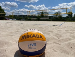 Spiel und Spa&szlig; am Beachvolleyball-Feld