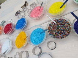 Farbenfrohe Scheiben aus Schmelzgranulat mit Natalie und Vitus