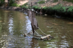 Wasserspaß mit selbstgebasteltem Floß