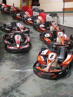 Spaßtag im Kartpalast - Combat Karts, Bowlen und leckeres Mittagessen