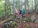 Kinder helfen bei der Wanderwegsanierung