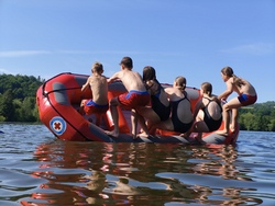 Wasserwacht und Bereitschaft zeigen ihre Geräte inkl. Boot fahren
