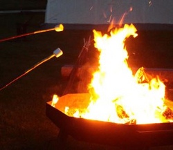 Lagerfeuer mit Stockbrot